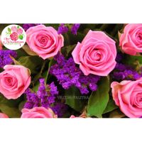 Букет из розовых роз и статицы