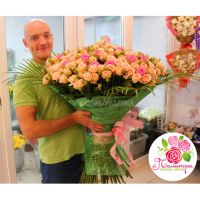 201 роза: розовая + кустовая кремовая роза