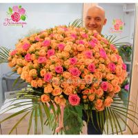 201 роза: розовая + кустовая кремовая роза