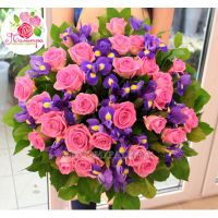 Букет из роз и ирисов