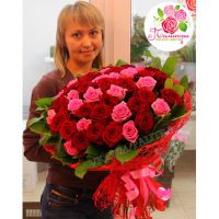 51 роза:  розовая + красная