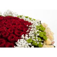 Букет из роз, хризантем и гипсофилы
