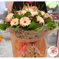 Букет с герберами и ваксфлауэром