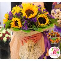 Букет из 15 подсолнухов и статицы