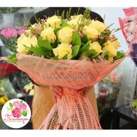 31 белая роза «Вайт Наоми» + ваксфлауэр