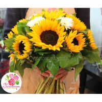 Букет из 15 подсолнухов и гербер
