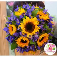 Букет из 15 подсолнухов и ирисов