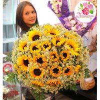 Букет из  подсолнухов и ромашек