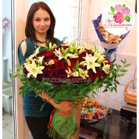 Букет из 101 розы и лилий