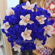 Букет из 59 синих роз и орхидей «Цимбидиум»