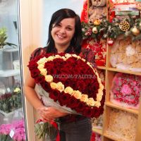 Букет - серде из 101 розы кремовой и красной