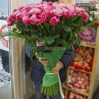 101 роза «Дип вотер» (80см) с зеленью и оформлением