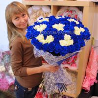 101 роза: синие + белые