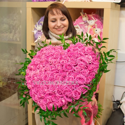 Букет-сердце из 101 розы розовой + рускус