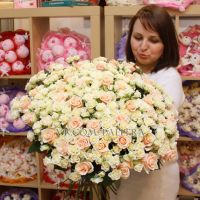 101 роза: кремовая + кустовая белая