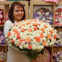 101 роза: коралловая + кустовая белая